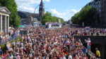 Menschenmenge zieht während der CSD Demonstration in Hamburg durch die Stadt