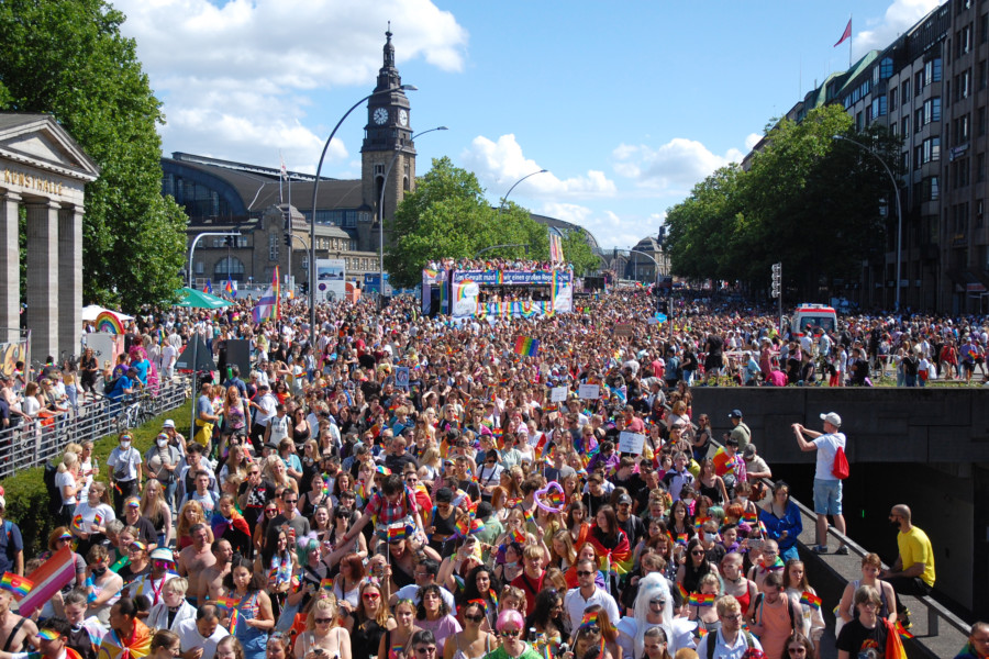 Menschenmenge zieht während der CSD Demonstration in Hamburg durch die Stadt