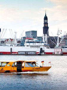 Landungsbrücken Hafenfähre-c-MediaserverHamburg_JörgModrow-klein