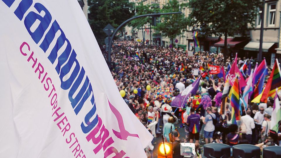 Menschenmenge auf der CSD Demonstration während der Pride Week Hamburg
