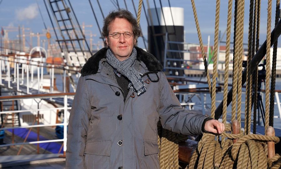 Hafenmuseum Prof. Dr. Klaus Bernhard Staubermann, Gründungsdirektor des Deutschen Hafenmusuems, auf der Viermastbark PEKING, Foto SHMH[16]-klein
