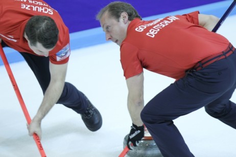 curling Sven Goldemann, re und Felix Schulze, li (HCC) beim Wischen