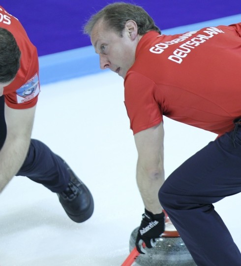 curling Sven Goldemann, re und Felix Schulze, li (HCC) beim Wischen