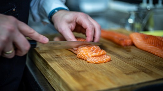 Neben Pasta und Co.  landen auch Sashimi und andere Sushi-Spezialitäten auf den Tellern der Gäste (©unsplash/Stefan Schauberg)