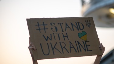 Hamburg zeigt sich zum ersten Jahrestag des russischen Überfalls auf die Ukraine solidarisch mit den Menschen aus und in der Ukraine und gedenkt der Opfern (©unsplash/egor lyfar)