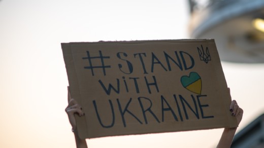 Hamburg zeigt sich zum ersten Jahrestag des russischen Überfalls auf die Ukraine solidarisch mit den Menschen aus und in der Ukraine und gedenkt der Opfern (©unsplash/egor lyfar)