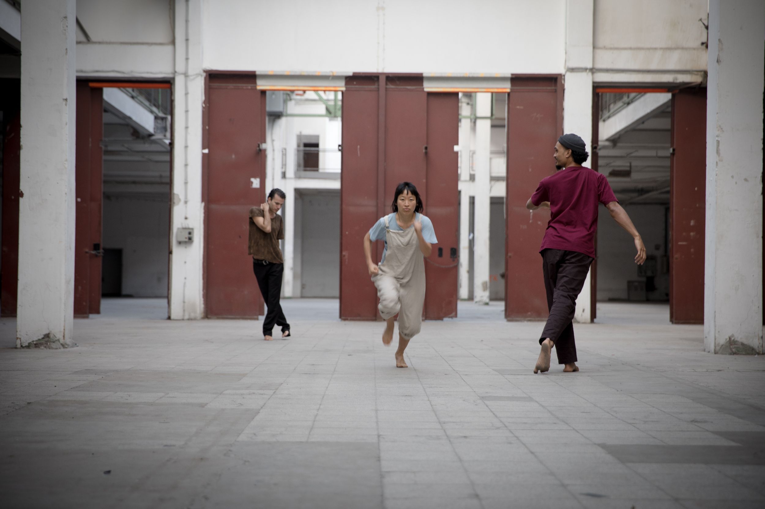 Die drei diesjährigen Residenzchoreograph:innen von TanzHochDrei:  Enad Marouf, Eng Kai Er und Aloali’i Tapu (von links) (©Lisa Strautmann)