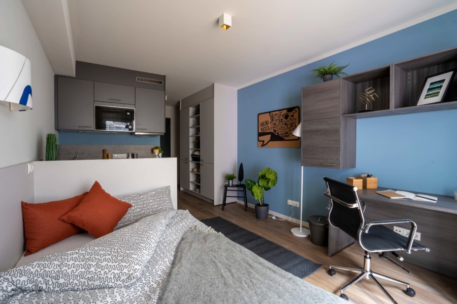 THE FIZZ Apartments sind voll möbliert, inklusive Einbauküche und eigenem Duschbad (©THE FIZZ)