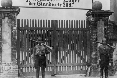 SA-Posten vor dem Konzentrationslager Oranienburg bei Berlin, 1933, SZ-Foto (©Süddeutsche Zeitung Photo)