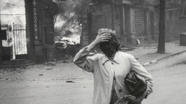 Eine Frau schützt sich vor der Hitze im brennenden Hamburg, aus dem Film „Luftkrieg – Die Naturgeschichte der Zerstörung“ (©PROGRESS Filmverleih)