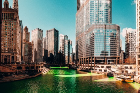 Anlässlich des  St. Patrick’s Day wird der Chicago River am 17. März  grün gefärbet  (©Benjamin Suter/unsplash) 