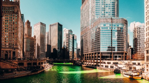 Anlässlich des  St. Patrick’s Day wird der Chicago River am 17. März  grün gefärbet  (©Benjamin Suter/unsplash) 