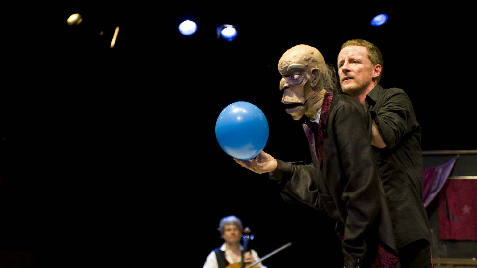Ein Theaterabend der besonderen Art: „Bühne Cipolla: Mario und der Zauberer“ in den Hamburger Kammerspielen (©Marianne Menke)
