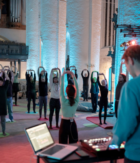 Yoga mit Sound: Flying Carpet in St. Katharinen (©Franziska Brodhun)