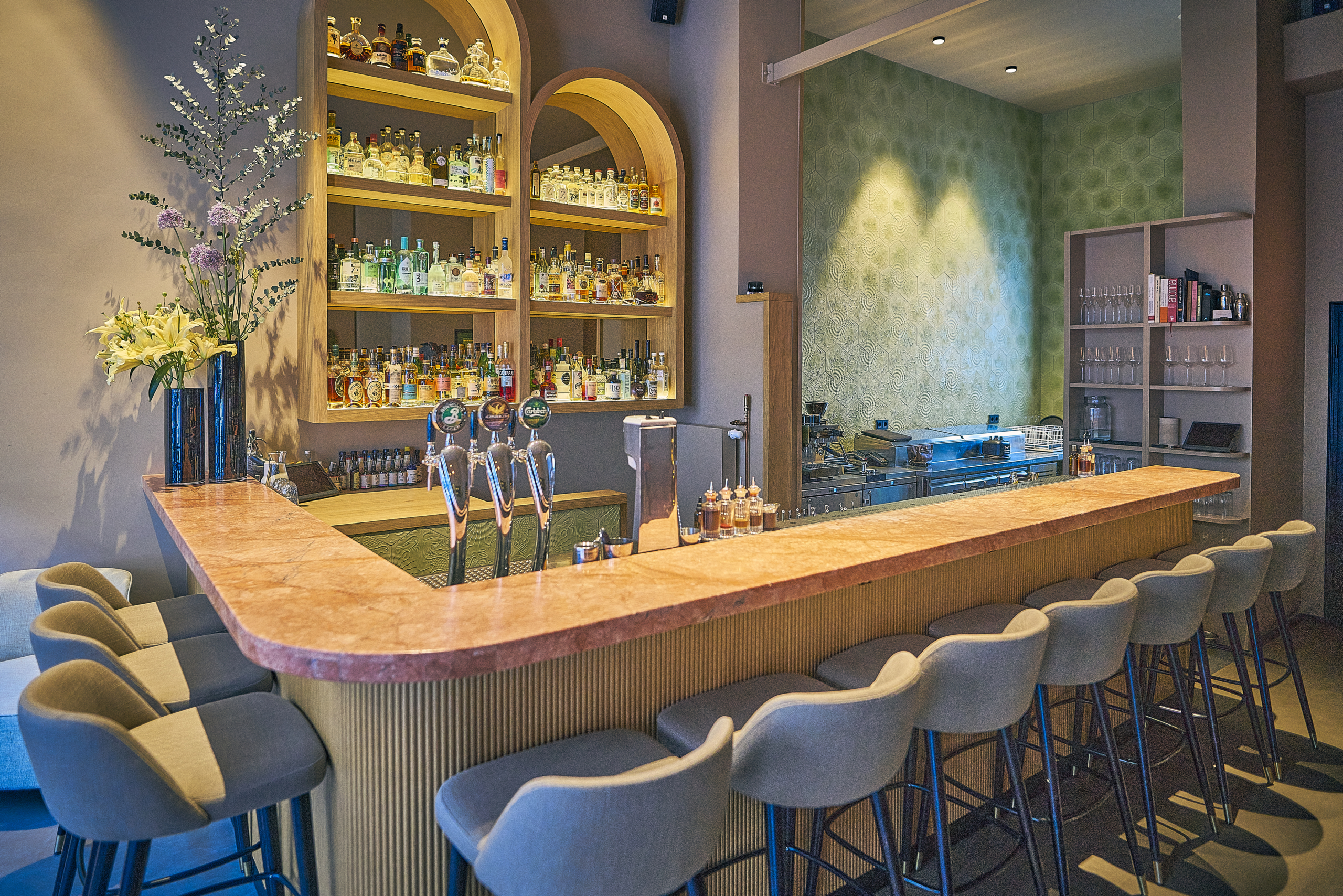 In sechs wechselnden Signature Drinks können sich die Gäste der stilvollen Bar Liquid Garden einmal um den Globus trinken (©Marc Sill)