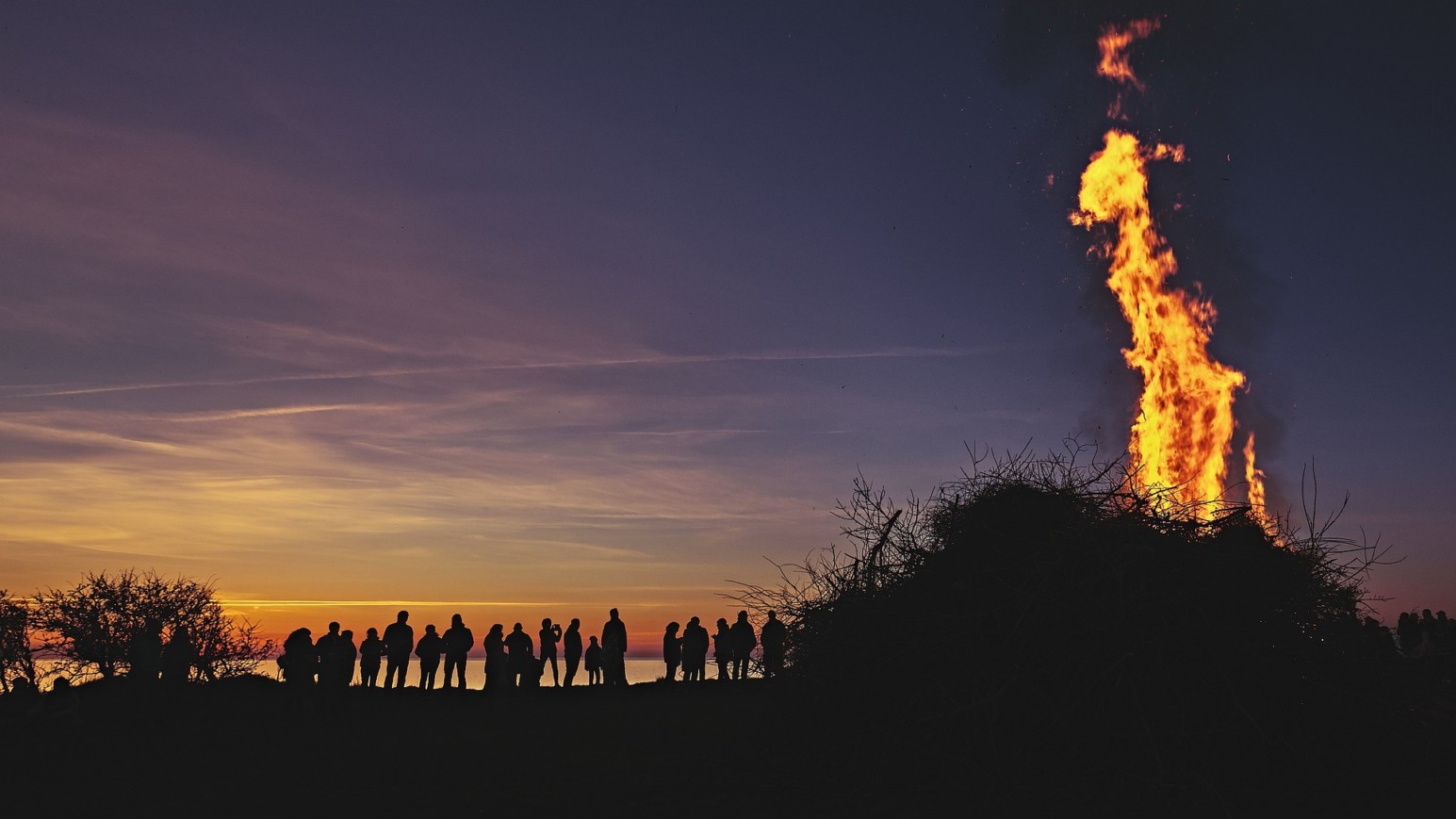 Die Tradition der Osterfeuer lebt auch 2023 weiter (©pixabay/floerio)