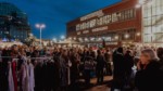 Nach Feierabend eine Runde auf den Flohmarkt? Das geht im ab April 2026 jeden Mittwochabend auf dem Nachtflohmarkt vor der Rindermarkthalle auf St. Pauli (©Nachtflohmarkt) 