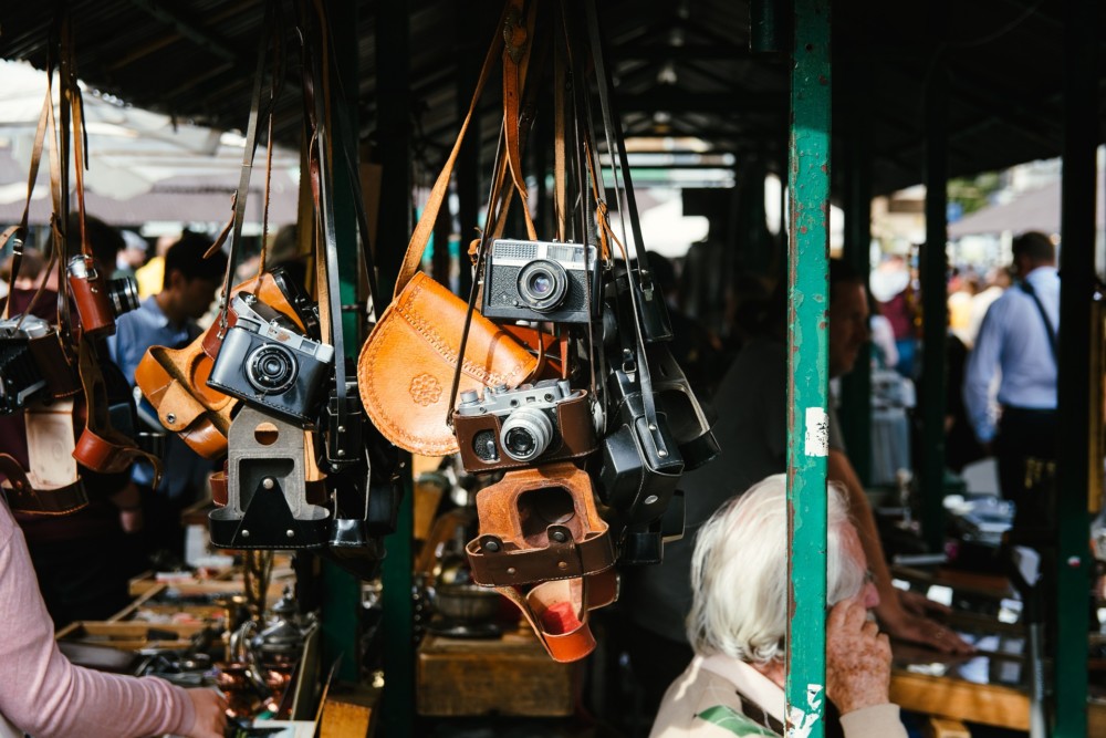 Auf dem Flohmarkt entlang der Michelwiese können Besucher und Besucherinnen stöbern und Sightseeing miteinander verbinden (© Kai Pilger/Pixabay) 