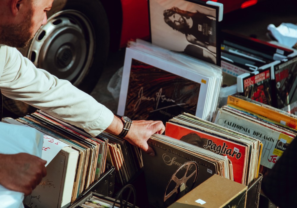 Der Eimsbüttler Anwohnerflohmarkt auf dem Else-Rauch-Platz ist auch Nachbarschaftstreff (© Clem Onojeghuo/unsplash)