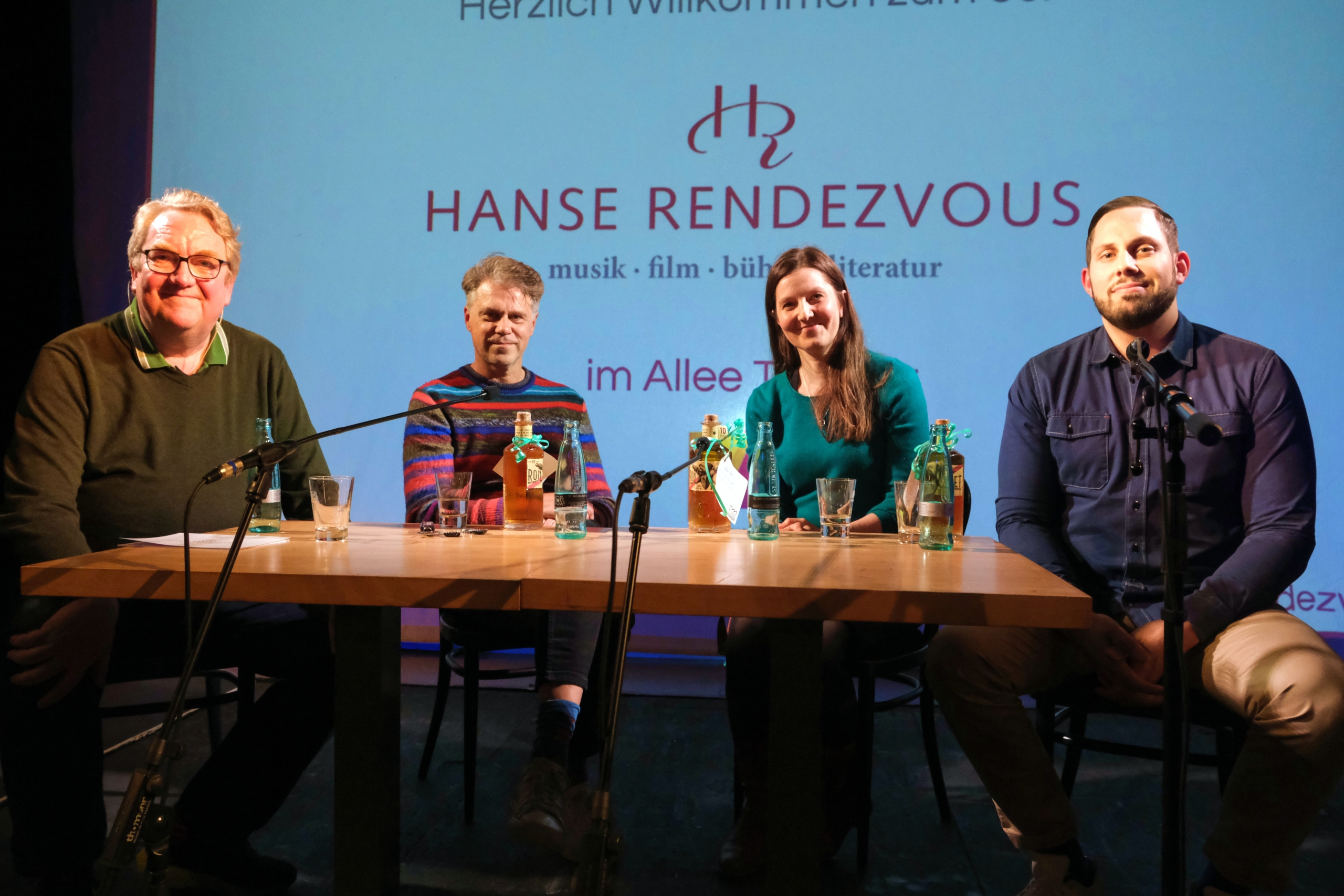 Moderator Lars Meier mit den Talkgästen Matthias Elwardt, Nora Hertlein und Ben Mitha (von links) (©Gute Leude Fabrik)