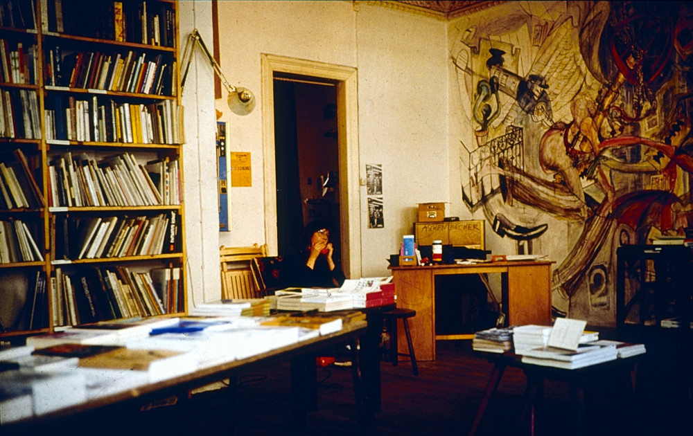 Hilka Nordhausen, in der Buch Handlung Welt neben dem Wandbild von Peter Dietrich Schöne Straße, Juli 1978 (© Michael Kellner)