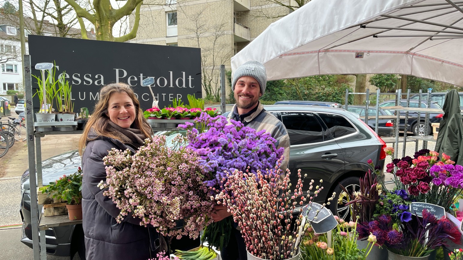 Zusammen mit ihrem Bruder Robin (r.) verkauft Tessa Petzoldt (l.) dienstags und freitags Blumen auf dem Isemarkt (©Katharina Stertzenbach)