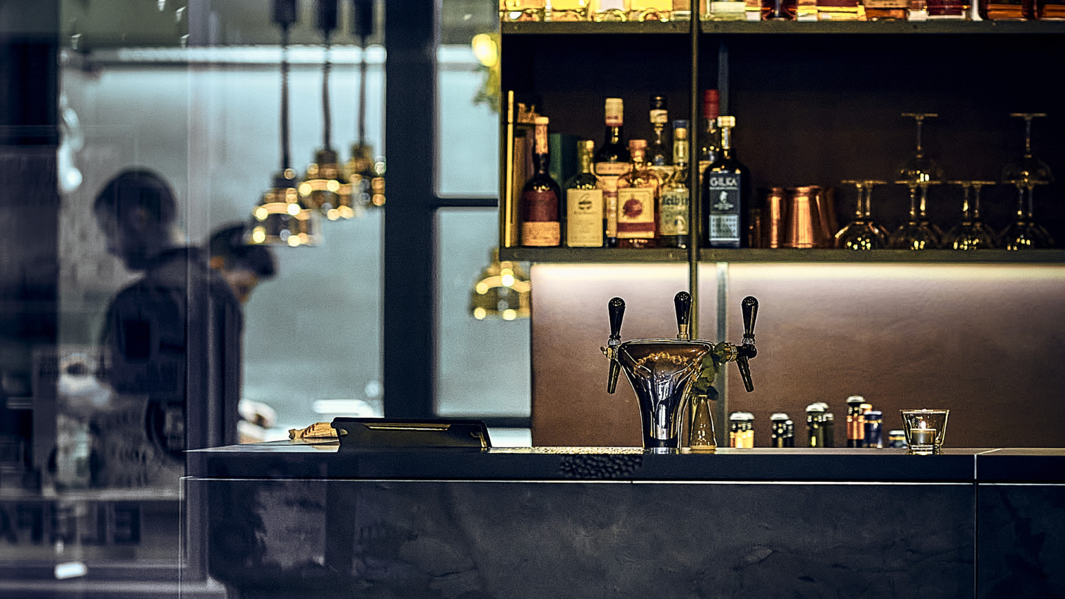 Interessante Drinks und schmackhafte Weine warten in der Bar vom Granat (©Marc Sill)