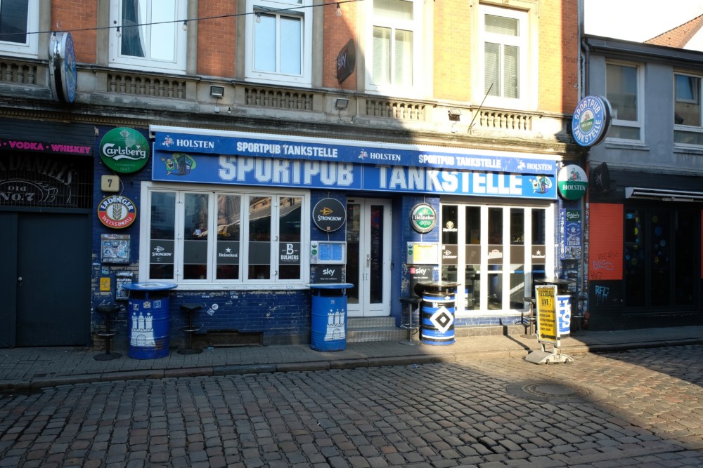 Der Sportpub Tankstelle ist eine Fußballkneipe in Hamburg, die sich dem HSV verschrieben hat 