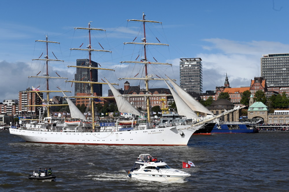 Die polnische „Dar Mlodziezy“ war schon beim Hafengeburtstag 2022 mit dabei (©Hamburg Messe und Congress)