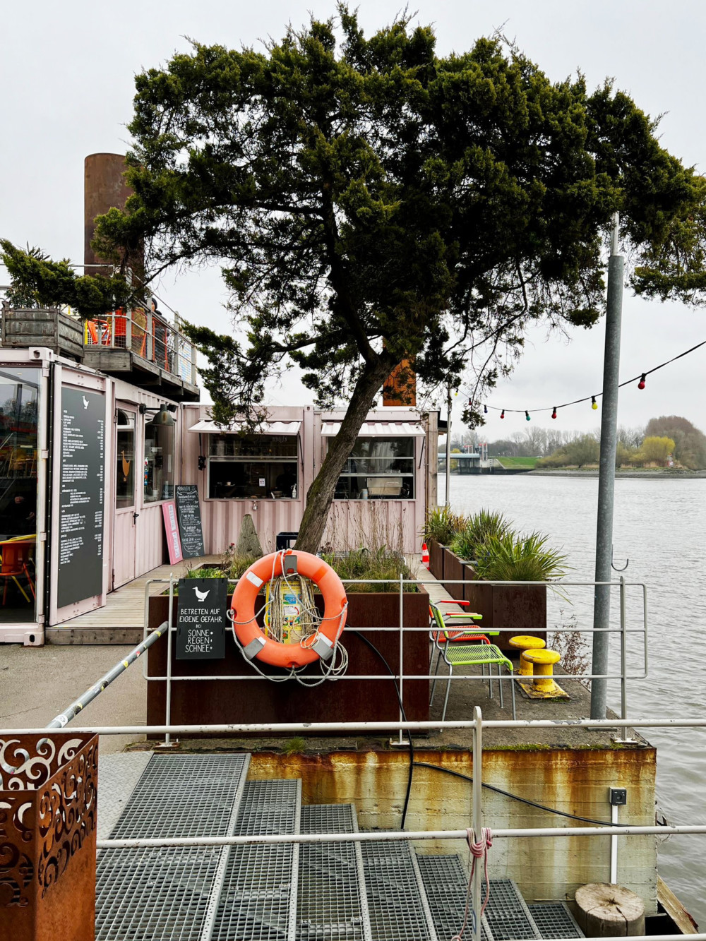 An den rosafarbenen Containern können sich Café-Besucher Speisen und Getränke holen (©Jasmin Tran) 