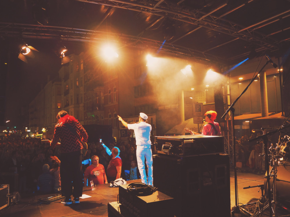Eine Band steht auf der Bühne bei dem beliebten Hamburger Straßenfest in Winterhude. 