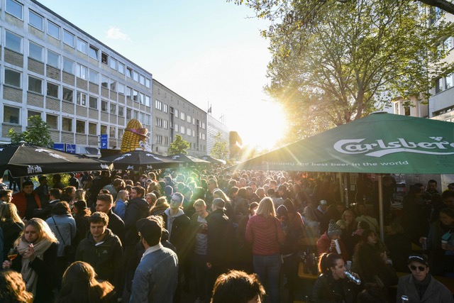 Viele Menschen auf dem Osterstraßenfest bei strahlendem Sonnenschein.