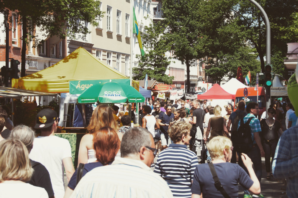 Menschen auf den Straßen von St. Georg. Bei dem Hamburger Straßenfest: Stadtfest St. Georg.