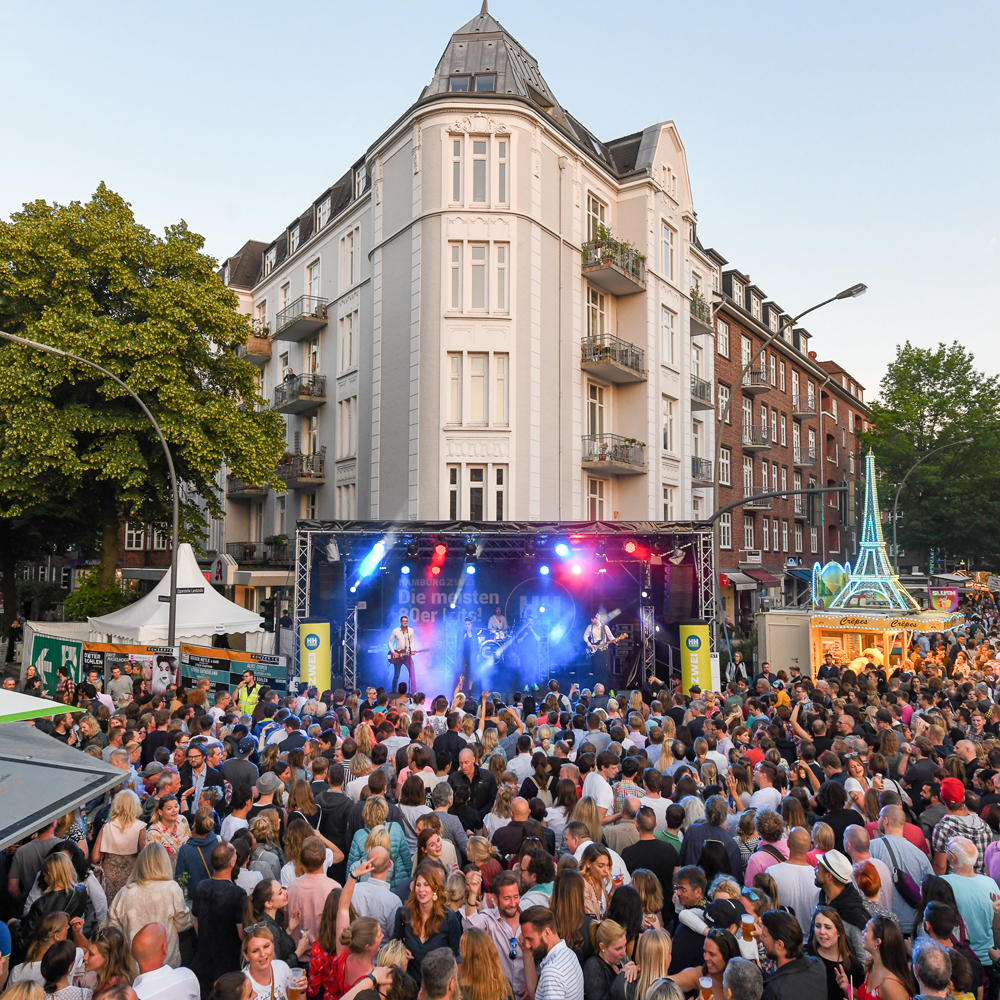 Das vielseitige Bühnenprogramm und das alljährliche Kellner-Rennen sind zwei der vielen Highlights des Eppendorfer Landstraßenfests (© Ahoi Events) 