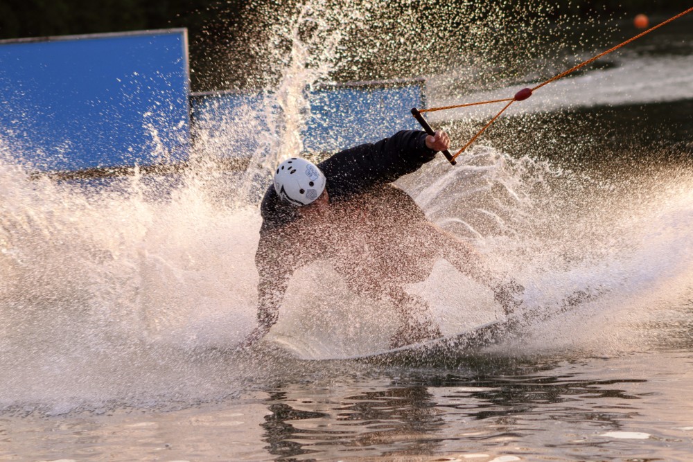 Sportlich aufs Wasser beim Wasserki oder Wakeboarden (©unsplash /Joel Meyer)