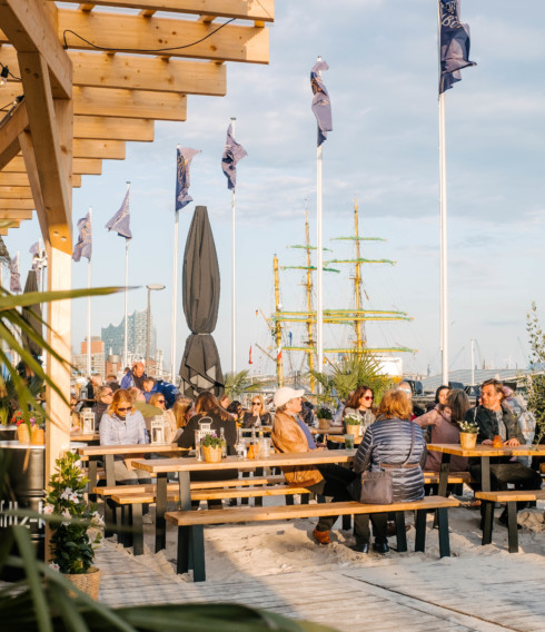 Ein kühler Drink in der Hand und weißer Sand unter den Füßen auf dem Sonnendeck St. Pauli (©Lea Harms)