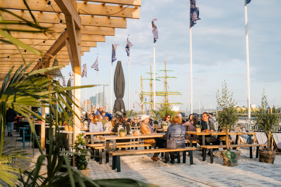 Ein kühler Drink in der Hand und weißer Sand unter den Füßen auf dem Sonnendeck St. Pauli (©Lea Harms)