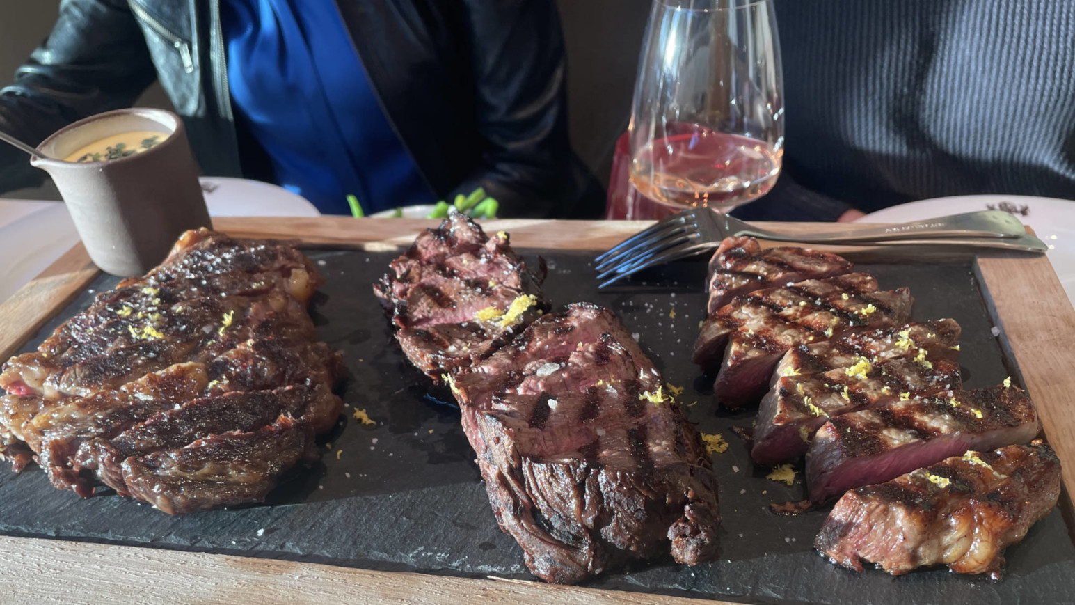 Wahre Wonne: Die Steakauswahl im Grill Royal kann sich sehen lassen ( ©Matthias Onken )