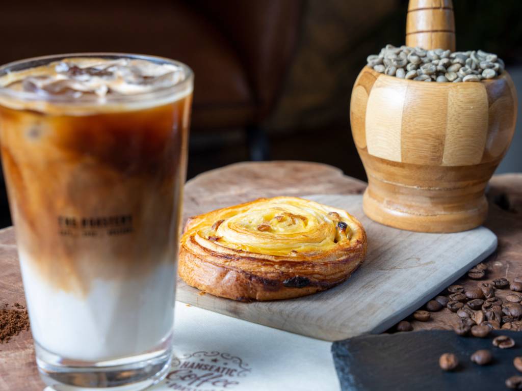 Neben Barristakaffee in diversen Ausführungen stehen auch süße Backwaren zur Auswahl ( ©Hanseatic Coffee Roasters)