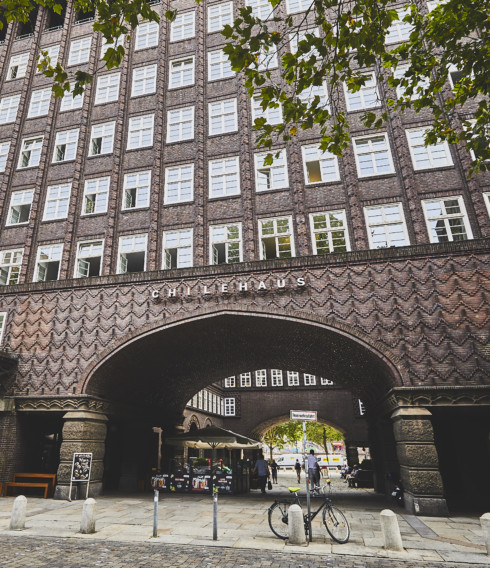Das Chilehaus zeigt noch heute, wie groß die Rolle Hamburgs in der deutschen Kolonialgeschichte war (©Mediaserver Hamburg/ThisIsJulia Photography)