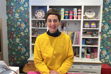 Kathi verkauft Kleidung und andere fair produzierte Waren  in ihrem Laden „Faire Fritzi“. (© Katharina Stertzenbach) 
