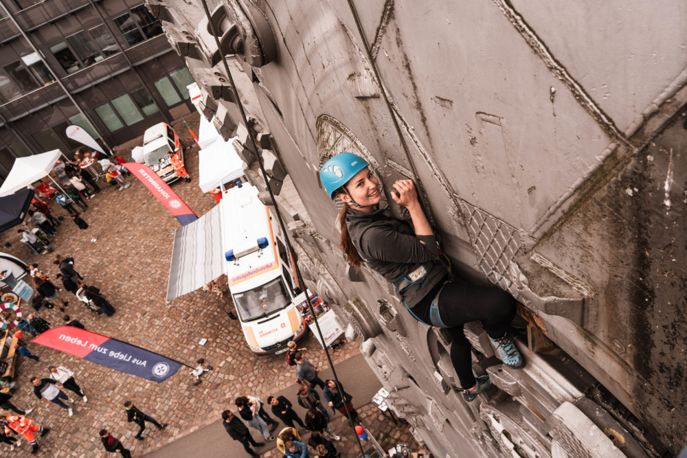 Frau klettert auf die TRUDE auf dem Freiluft Testival Hamburg