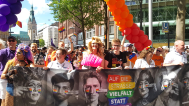 Auch Nicole Schaening und Christoph Kahrmann von Hamburg Pride laufen beim CSD vorne mit (©Manuel Opitz)
