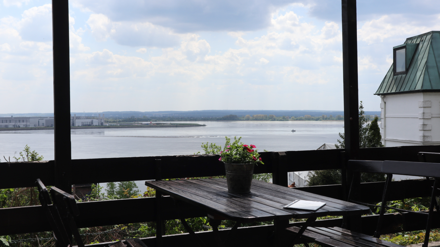 Geht durchaus unromantischer: Blick aus dem Kaffeegarten Schuldt auf die Elbe (©Tom Lienekampf)
