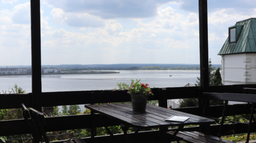 Geht durchaus unromantischer: Blick aus dem Kaffeegarten Schuldt auf die Elbe (©Tom Lienekampf)