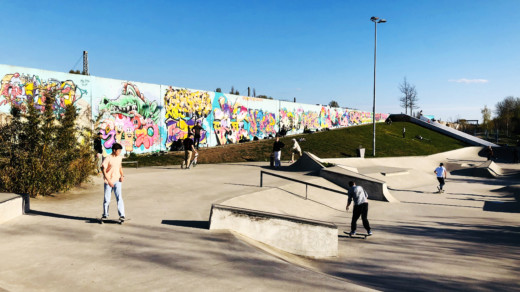 Skaten oder beim Skaten zuschauen – nur eine von zig Möglichkeiten im Wilhelmsburger Inselpark (©Erik Brandt-Höge)