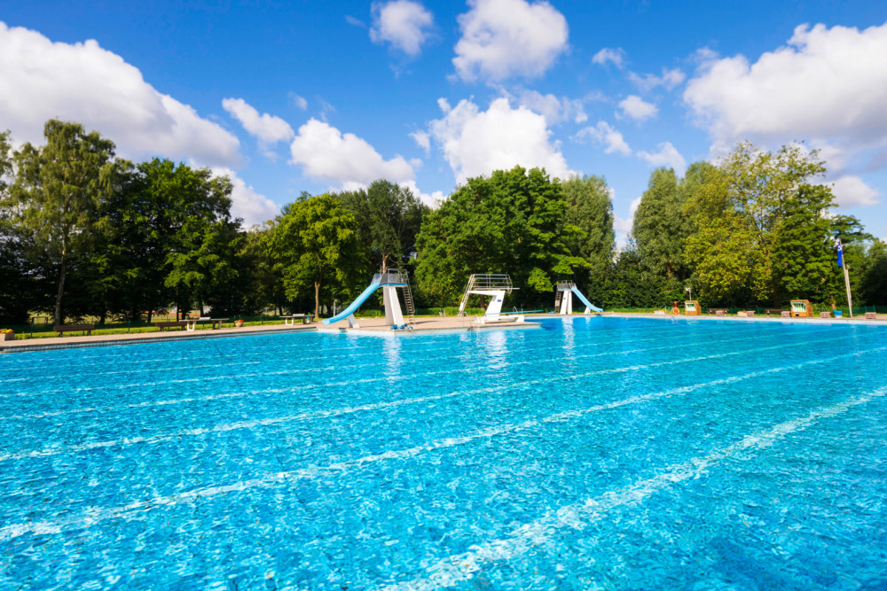 Schwimmbecken in der Anlage Bondenwald bei Sonnenschein