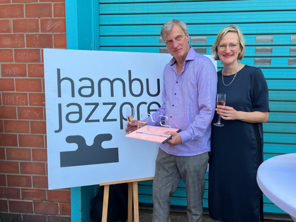 Dirk Achim Dhonau (l.), Gewinner des Hamburger Jazzpreis 2023, mit Réka Csorba (r.) vom Jazzbüro Hamburg (©Felix Willeke)