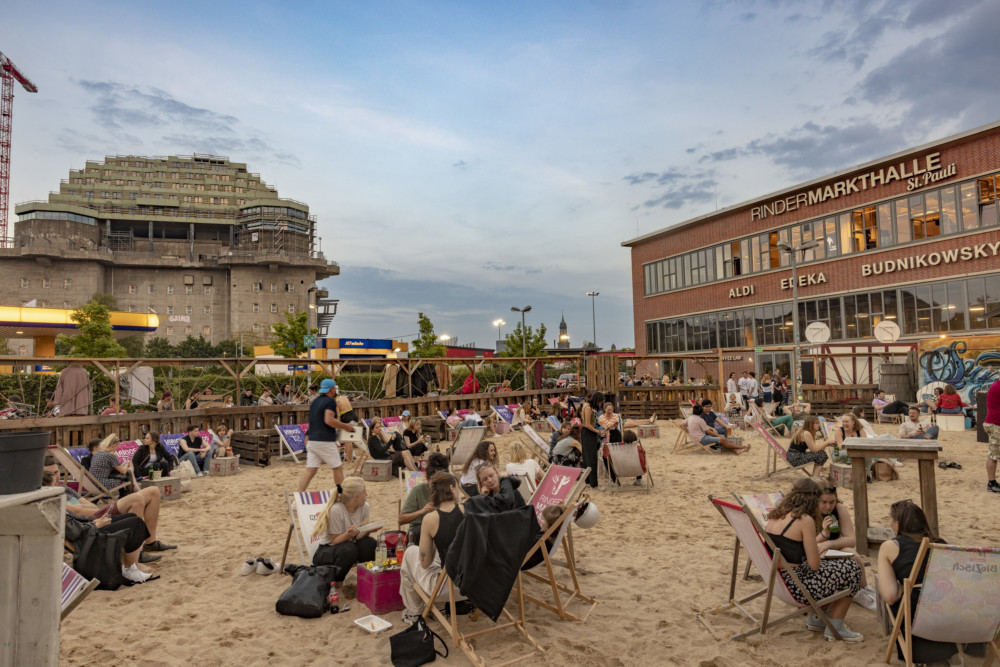 Der größte Sandkasten auf St. Pauli: Der Karo Beach. Im Hintergrund der Bunker und die Rindermarkthalle.