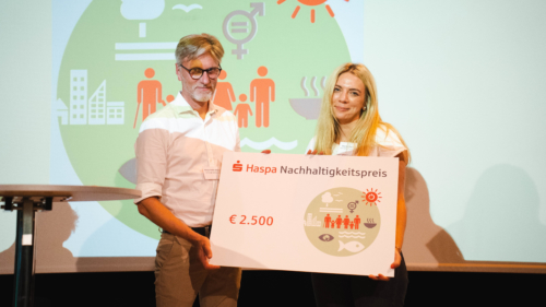Elena Ruhm vom Verein Clean up your Alster nimmt den Haspa Nachhaltigkeitspreis entgegen (©Gute Leude Fabrik)